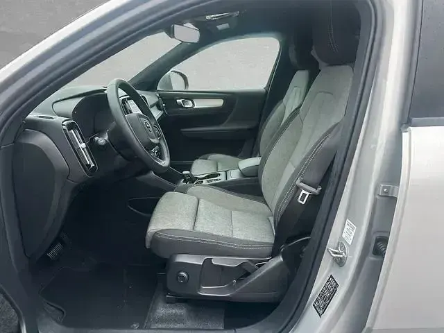 Gebraucht Volvo XC40 Core 163 PS (119 kW) 2024 Silver dawn SUV