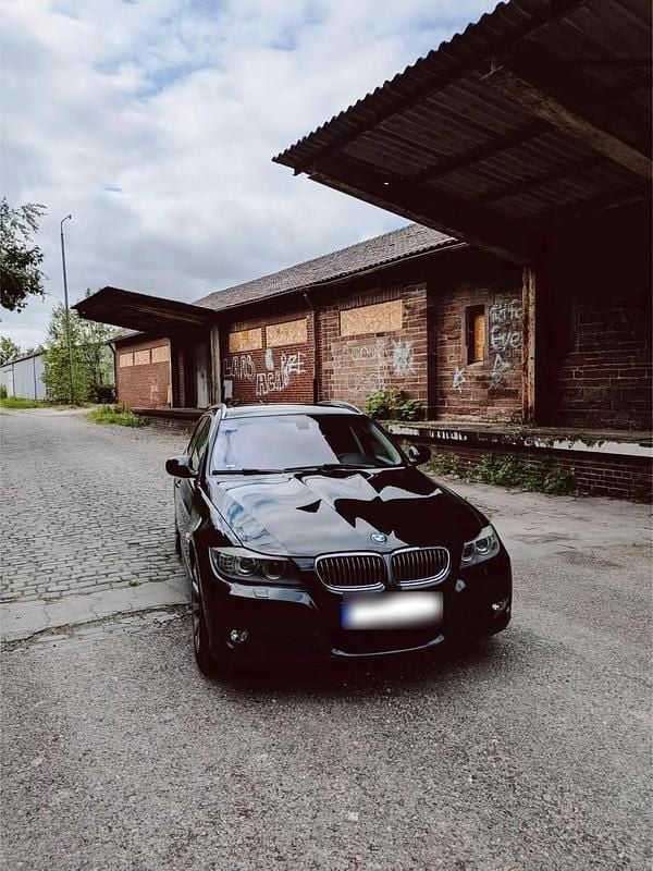 Gebraucht BMW 325 218 PS (160 kW) 2011 Schwarz Kombi