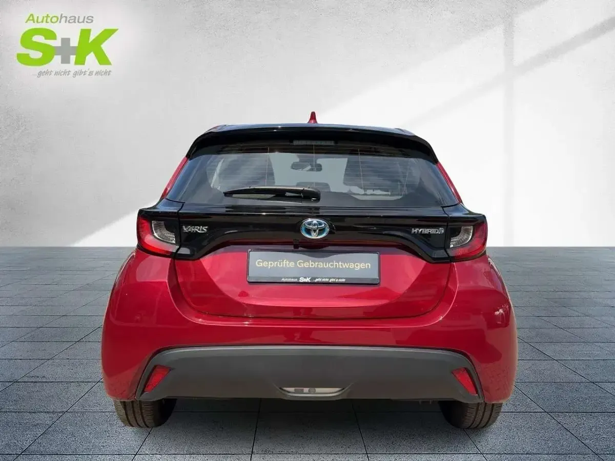 Gebraucht Toyota Yaris Basis 117 PS (86 kW) 2021 Tokiorot perleffekt Kleinwagen