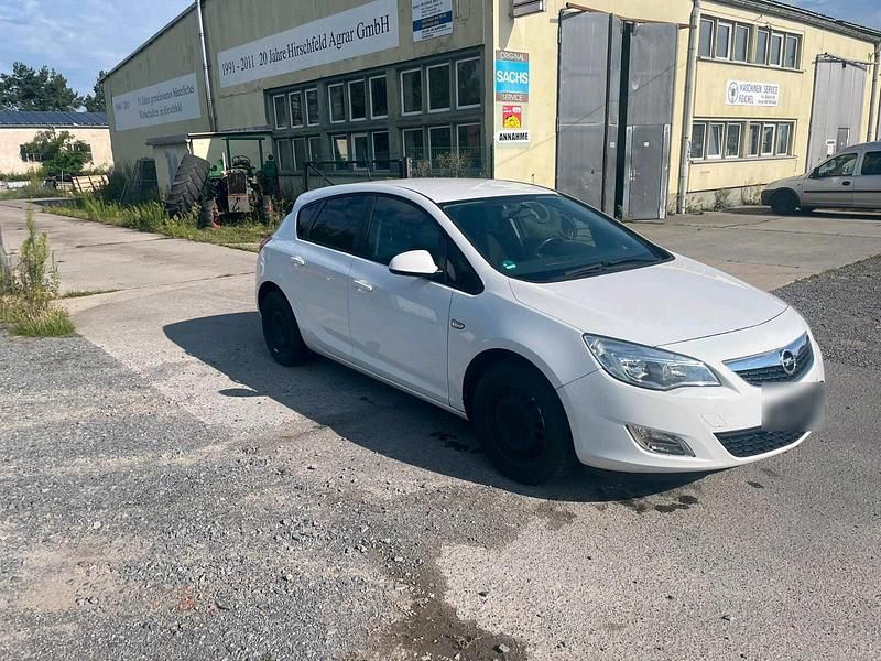 Gebraucht Opel Astra 101 PS (74 kW) 2011 Weiß Limousine
