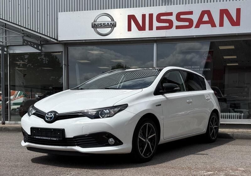 Schneeweiß Gebraucht 2019 Toyota Auris Hybrid Team Limousine | 17.490 € (Fairer Preis) - Bild 1/4