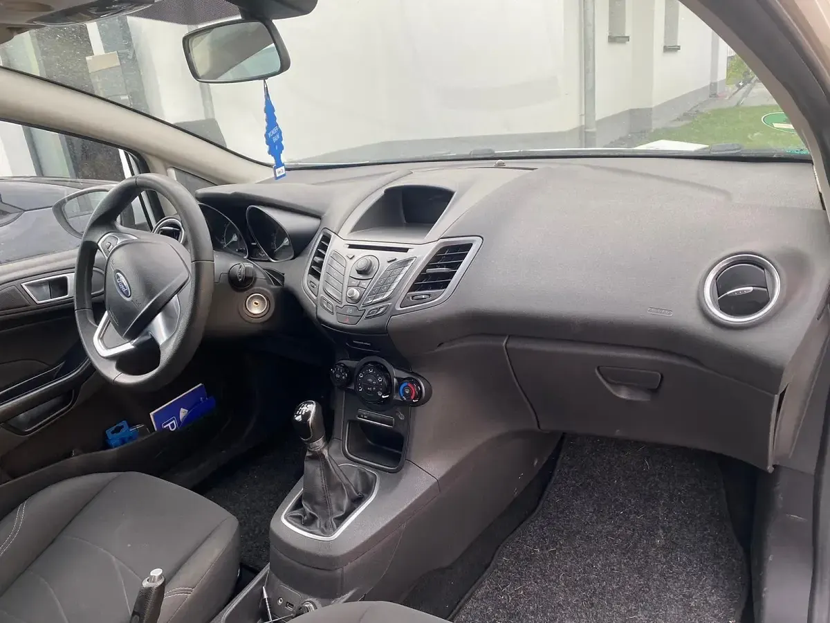 Gebraucht Ford Fiesta 80 PS (58 kW) 2014 Weiß Kleinwagen