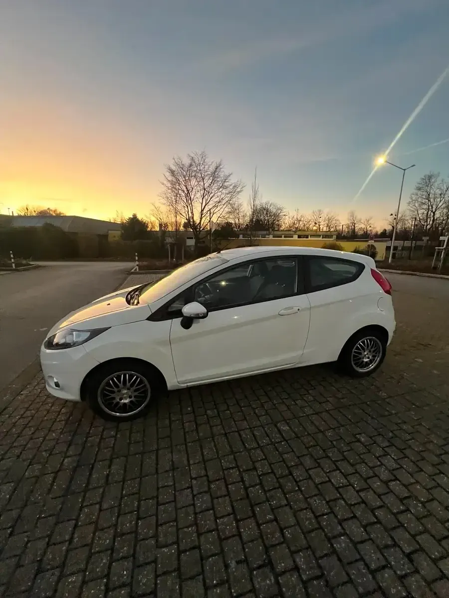 Gebraucht Ford Fiesta Trend 60 PS (44 kW) 2011 Weiß Coupé