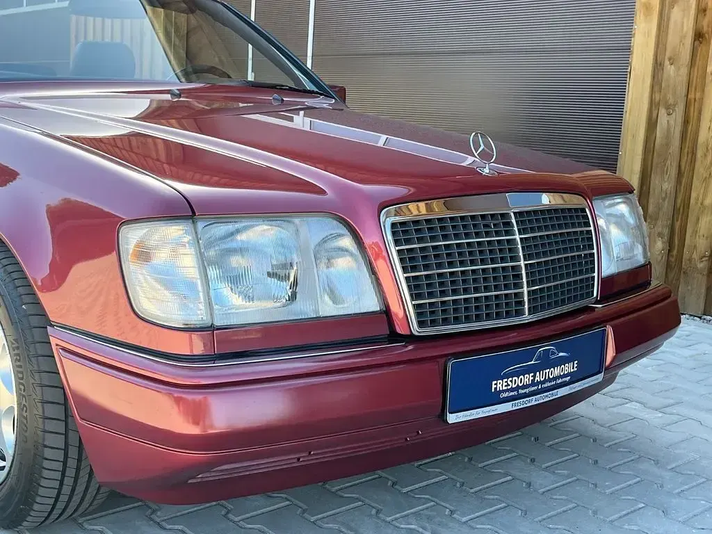 Gebraucht Mercedes E200 Sportline 136 PS (100 kW) 1995 Almadinrot Cabrio