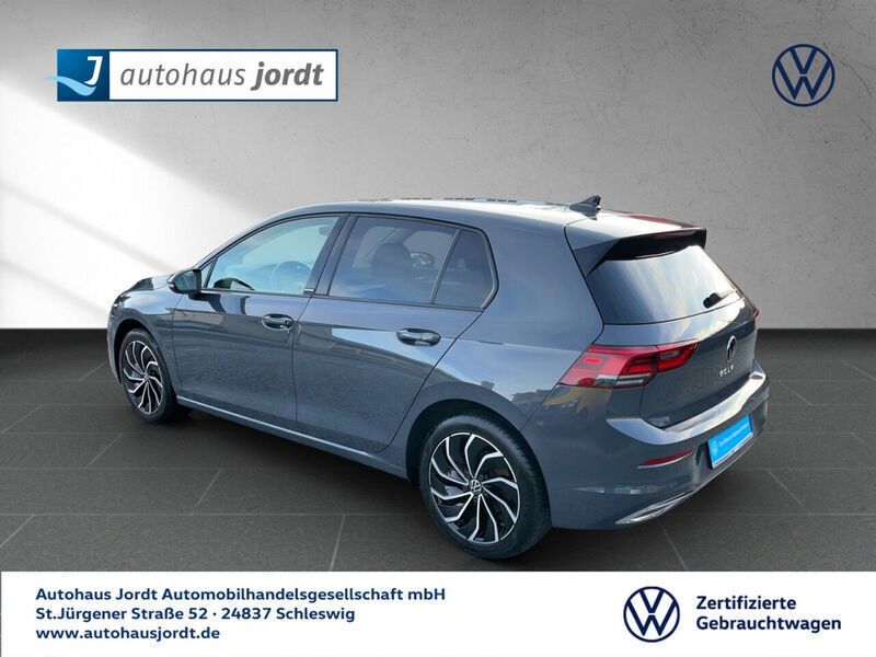 Gebraucht VW Golf VIII Active 131 PS (96 kW) 2021 Grau Limousine