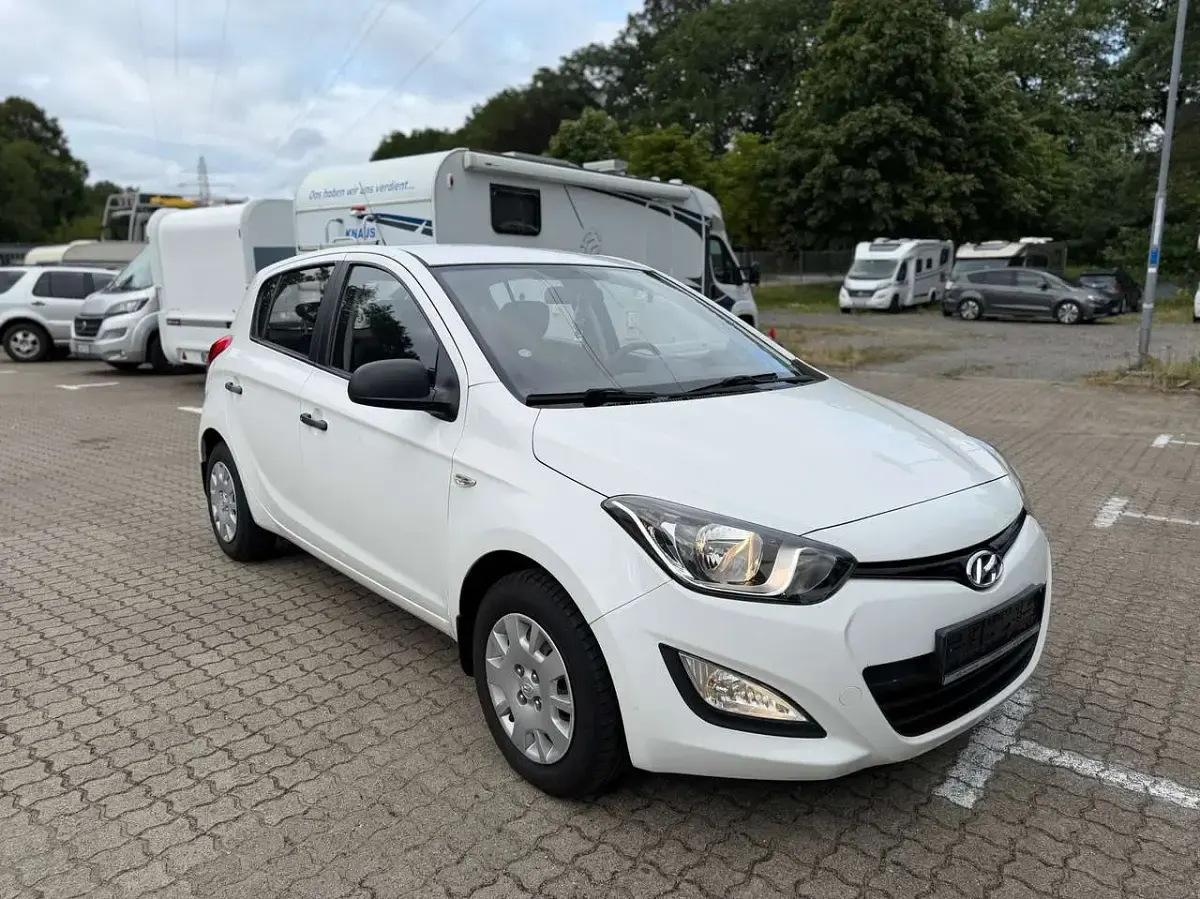 Gebraucht Hyundai i20 Classic 86 PS (63 kW) 2014 Pure white / sol Kleinwagen