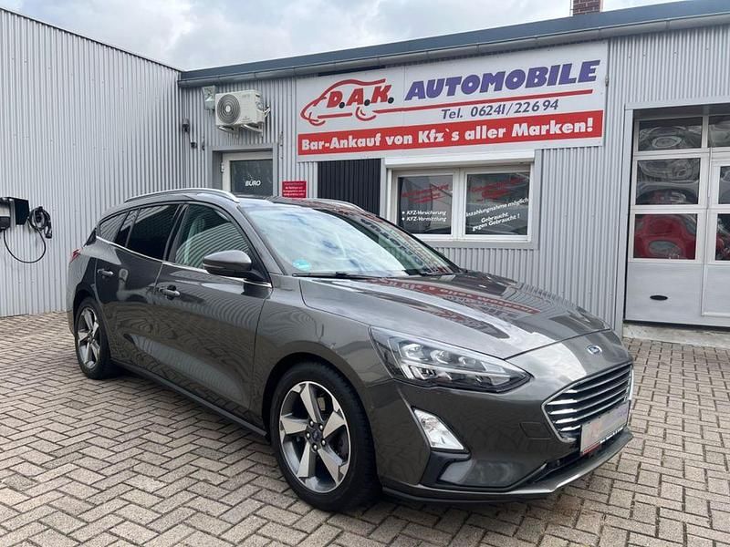Grau Gebraucht 2019 Ford Focus Titanium Limousine | 9.990 € (Fairer Preis) - Bild 1/4