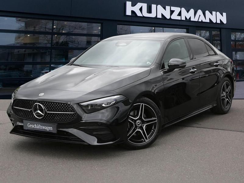 Kosmosschwarz metallic Gebraucht 2025 Mercedes A200 AMG Limousine | 34.380 € (Fairer Preis) - Bild 1/4