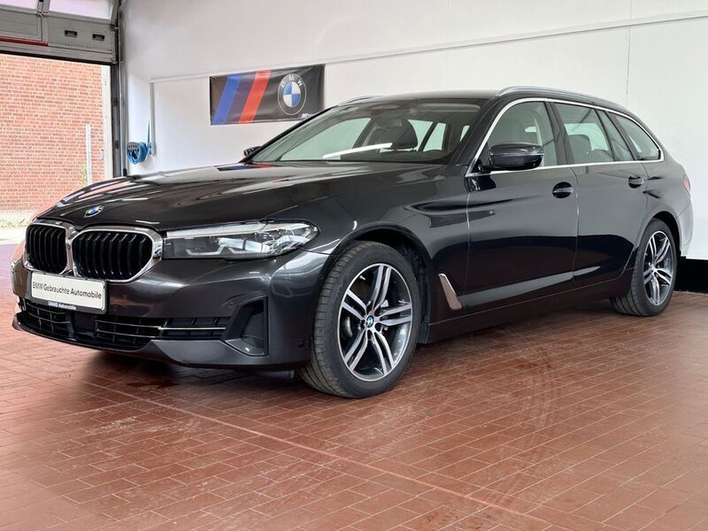 Grau Gebraucht 2021 BMW 520 Sport Line Limousine | 25.589 € (Superpreis) - Bild 1/4