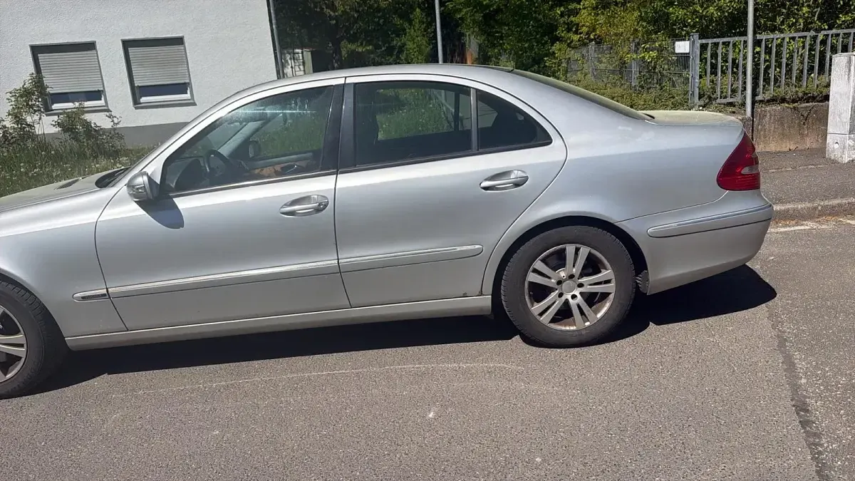 Second-hand Mercedes E220 Elegance 150 CP (110 kW) 2004 Argintiu Berlinǎ