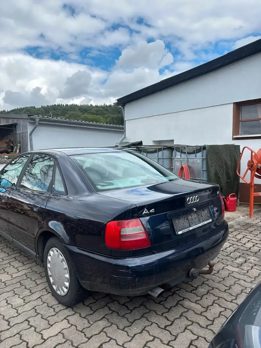 Używany Audi A4 101 KM (74 kW) 1998 Niebieski Sedan/Limuzyna