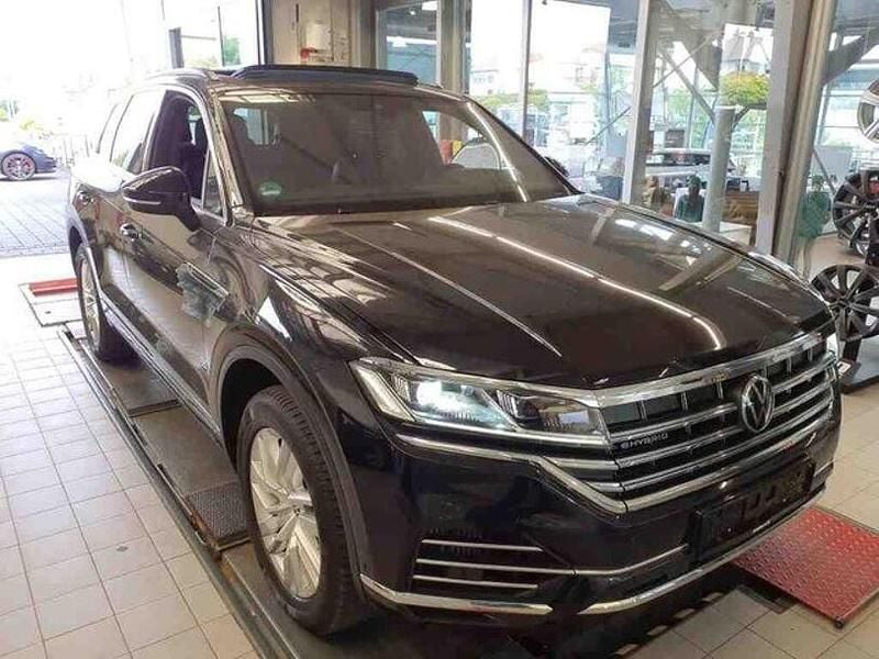 Gebraucht VW Touareg Elegance 381 PS (280 kW) 2021 Deep black perleffekt SUV
