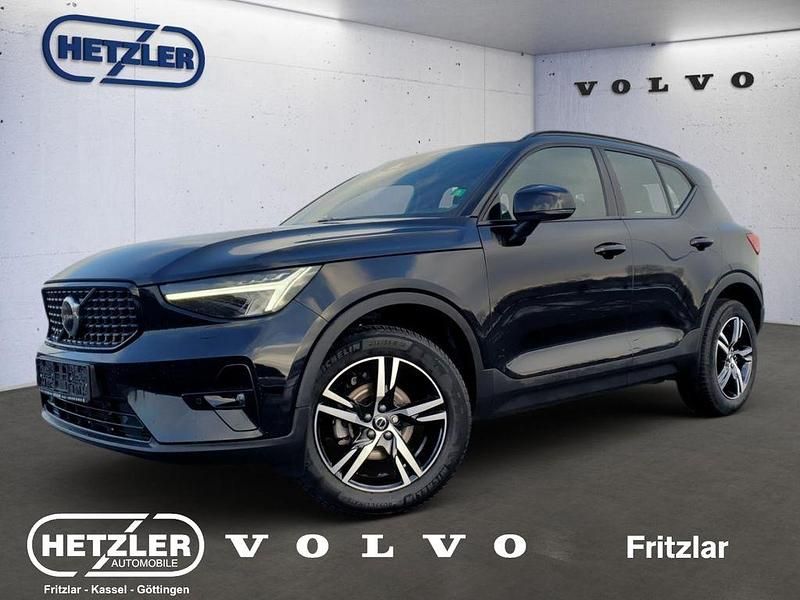 Onyx black / metallic Gebraucht 2023 Volvo XC40 Plus SUV | 29.850 € (Superpreis) - Bild 1/4