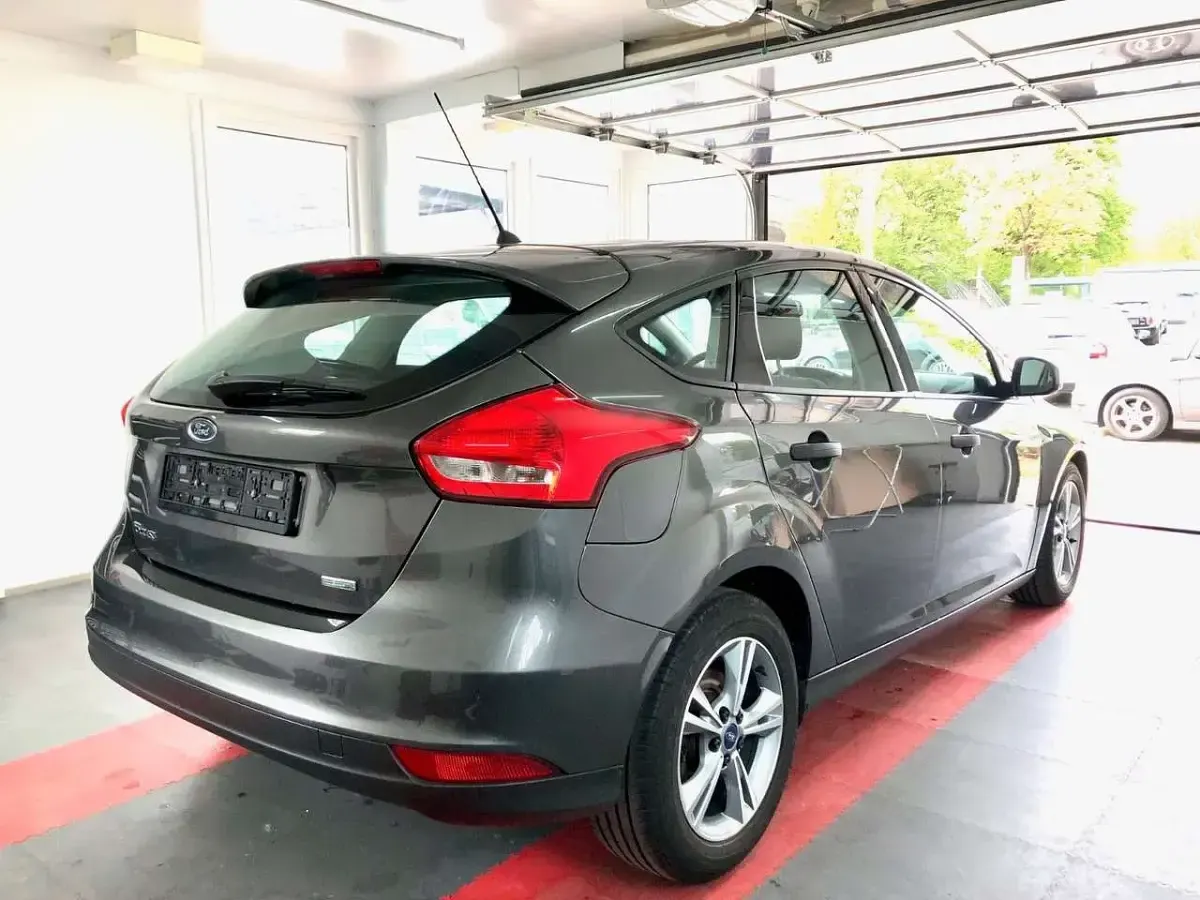 Gebraucht Ford Focus Ambiente 101 PS (74 kW) 2015 Grau Limousine