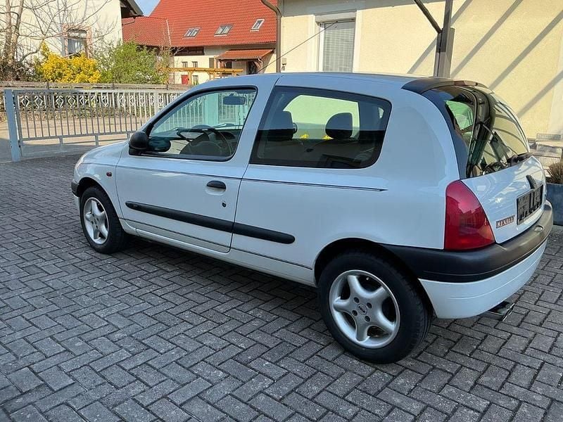 Gebraucht Renault Clio II 75 PS (55 kW) 2000 Weiß Limousine