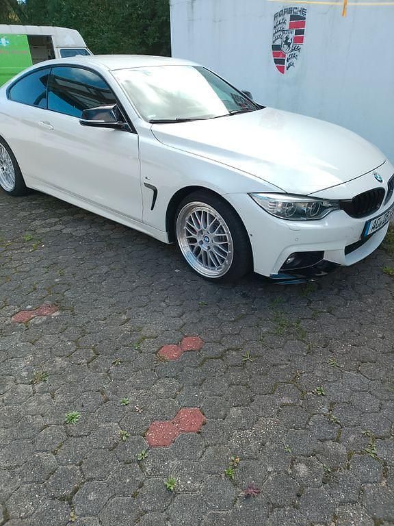 Weiß Gebraucht 2015 BMW 430 Sport Line Coupé | 16.900 € (Fairer Preis) - Bild 1/4