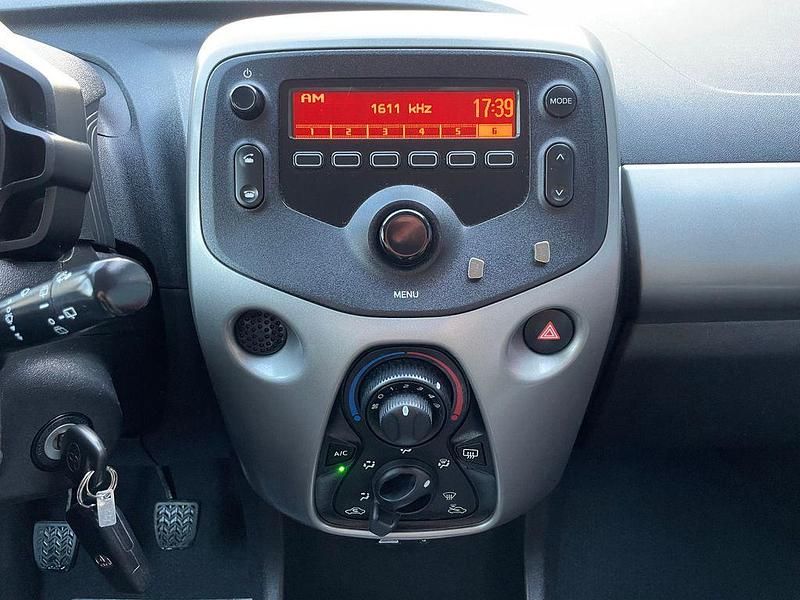 Gebraucht Toyota Aygo X-play 69 PS (50 kW) 2015 Rot Kleinwagen