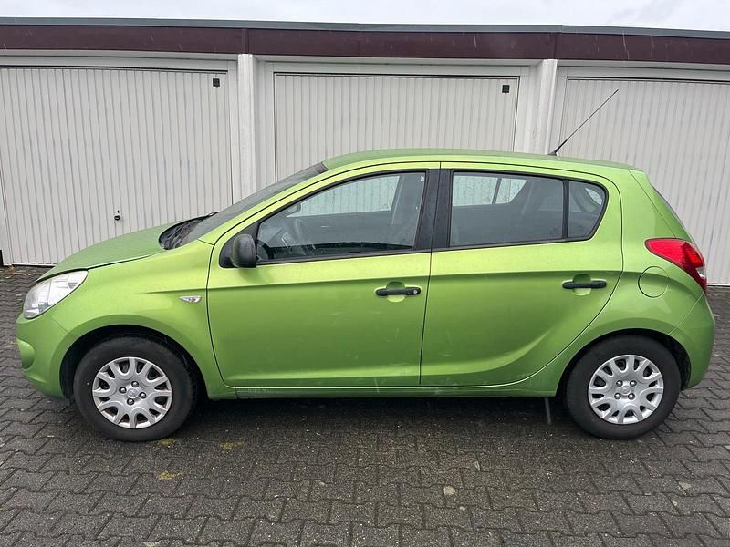 Grün Gebraucht 2010 Hyundai i20 Kleinwagen | 2.400 € - Bild 1/4