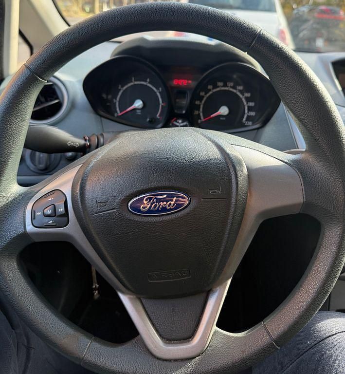 Gebraucht Ford Fiesta Ambiente 82 PS (60 kW) 2010 Silber Kleinwagen