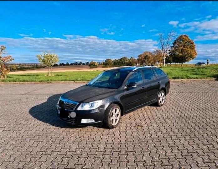 Schwarz Gebraucht 2012 Skoda Octavia Kombi | 2.800 € (Fairer Preis) - Bild 1/4