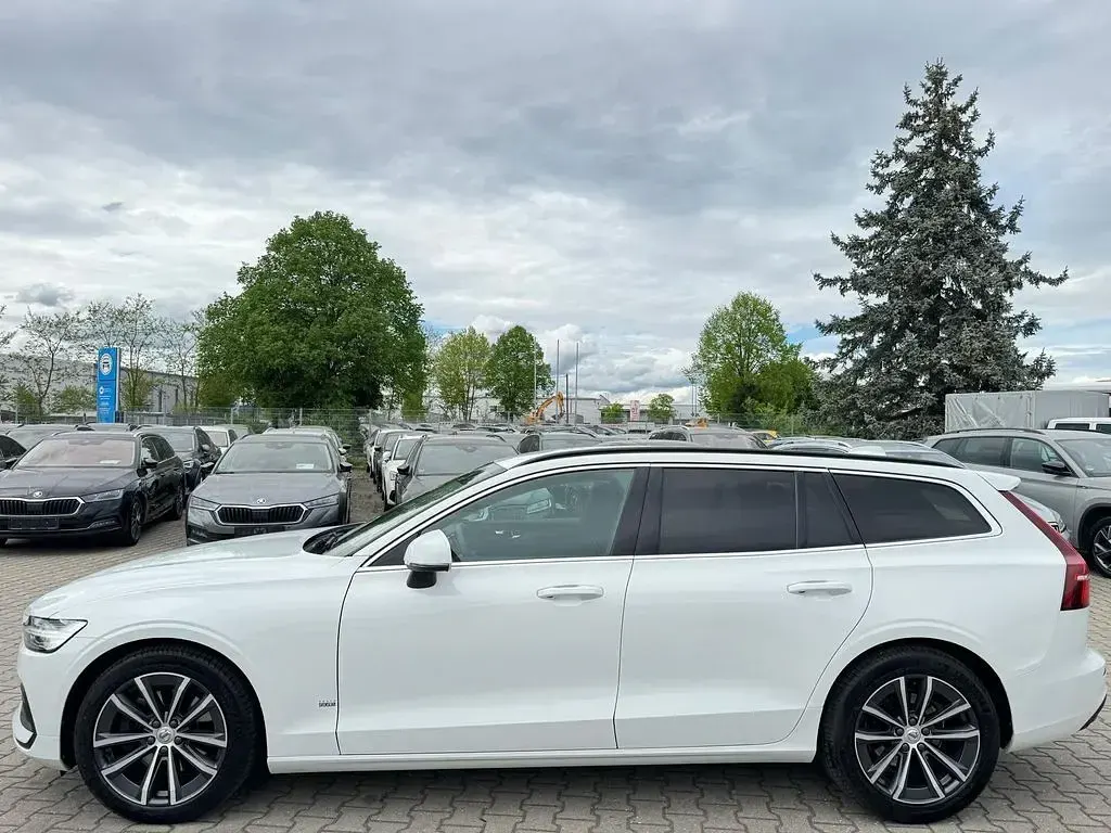 Gebraucht Volvo V60 Momentum 163 PS (119 kW) 2021 Weiß Kombi