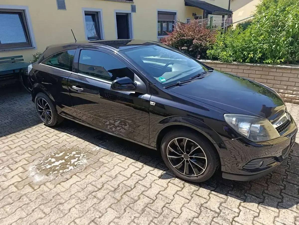 Gebraucht Opel Astra GTC 116 PS (85 kW) 2010 Schwarz Coupé