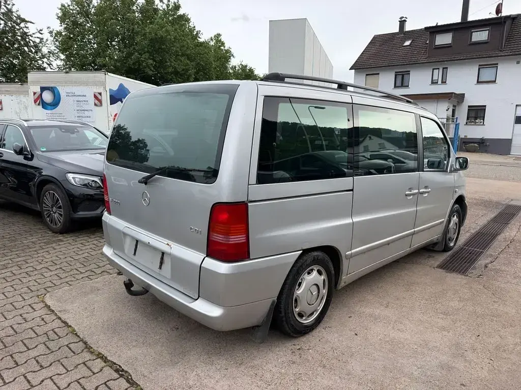 Gebraucht Mercedes V220 122 PS (89 kW) 2002 Silber Van / Kleinbus