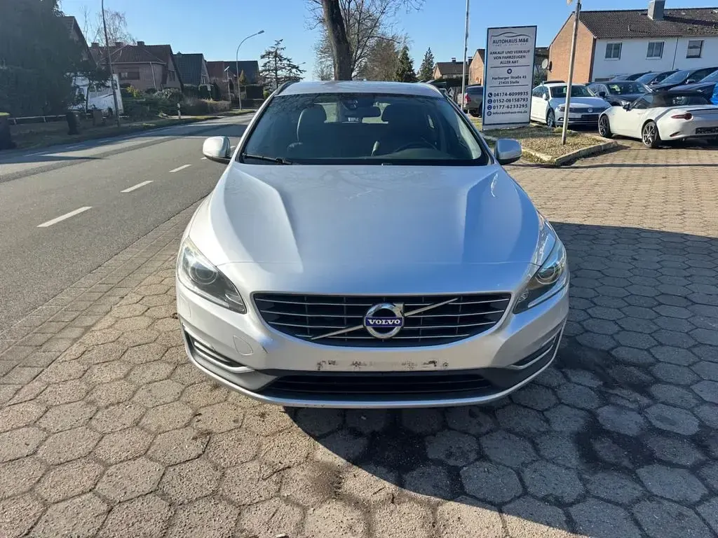 Gebraucht Volvo V60 Momentum 190 PS (139 kW) 2016 Bright silver metallic / metal Kombi