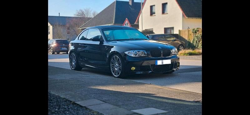 Schwarz Gebraucht 2009 BMW 120 Coupé M Sport Coupé | 8.200 € (Fairer Preis) - Bild 1/4