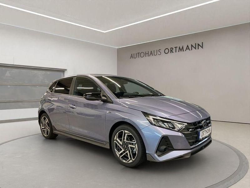 Meta blue / mic Neu 2025 Hyundai i20 N Line Limousine | 26.390 € (Teuer) - Bild 1/4
