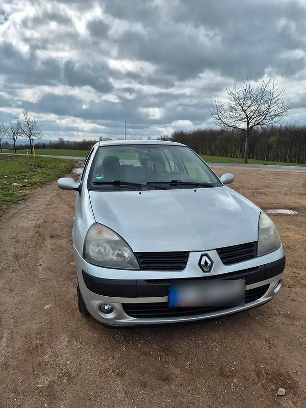 Gebraucht Renault Clio II 98 PS (72 kW) 2005 Silber Kleinwagen