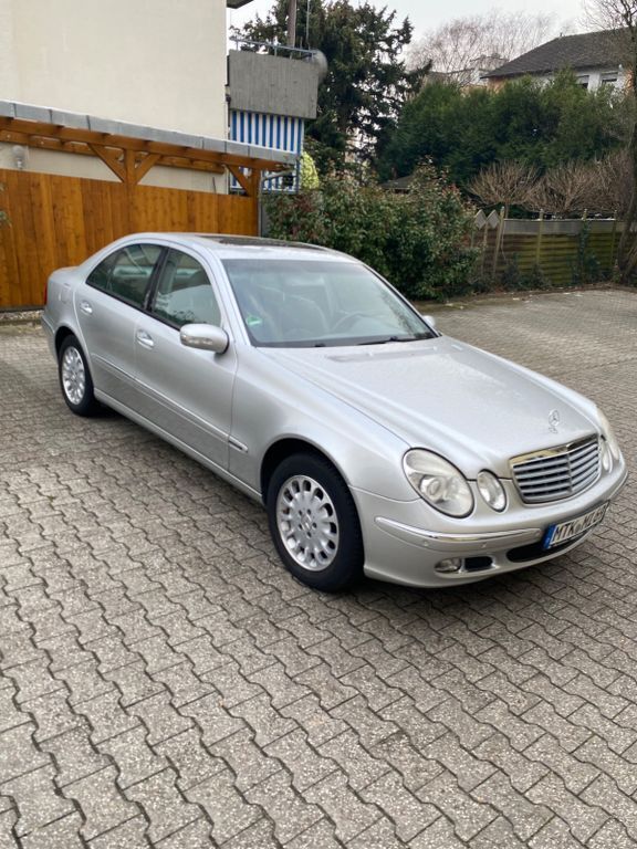 Grau Gebraucht 2002 Mercedes E240 Limousine | 4.300 € (Guter Preis) - Bild 1/4