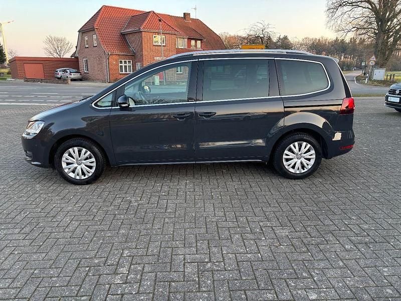 Gebraucht VW Sharan Comfortline 150 PS (110 kW) 2022 Grau Van / Kleinbus