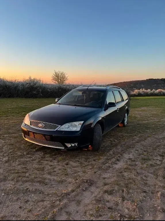 Usado Ford Mondeo Ghia 131 CV (96 kW) 2006 Azul Berlina