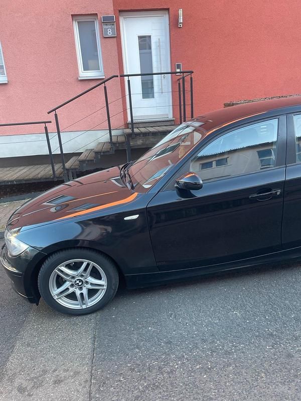 Gebraucht BMW 116 122 PS (89 kW) 2009 Schwarz Kleinwagen