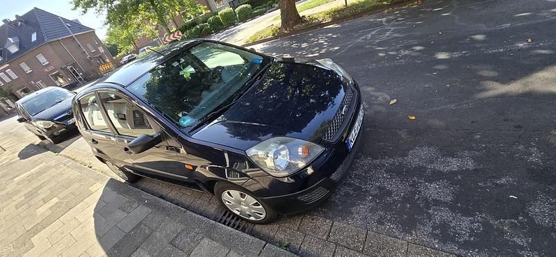 Blau Gebraucht 2006 Ford Fiesta Kleinwagen | 1.550 € - Bild 1/4