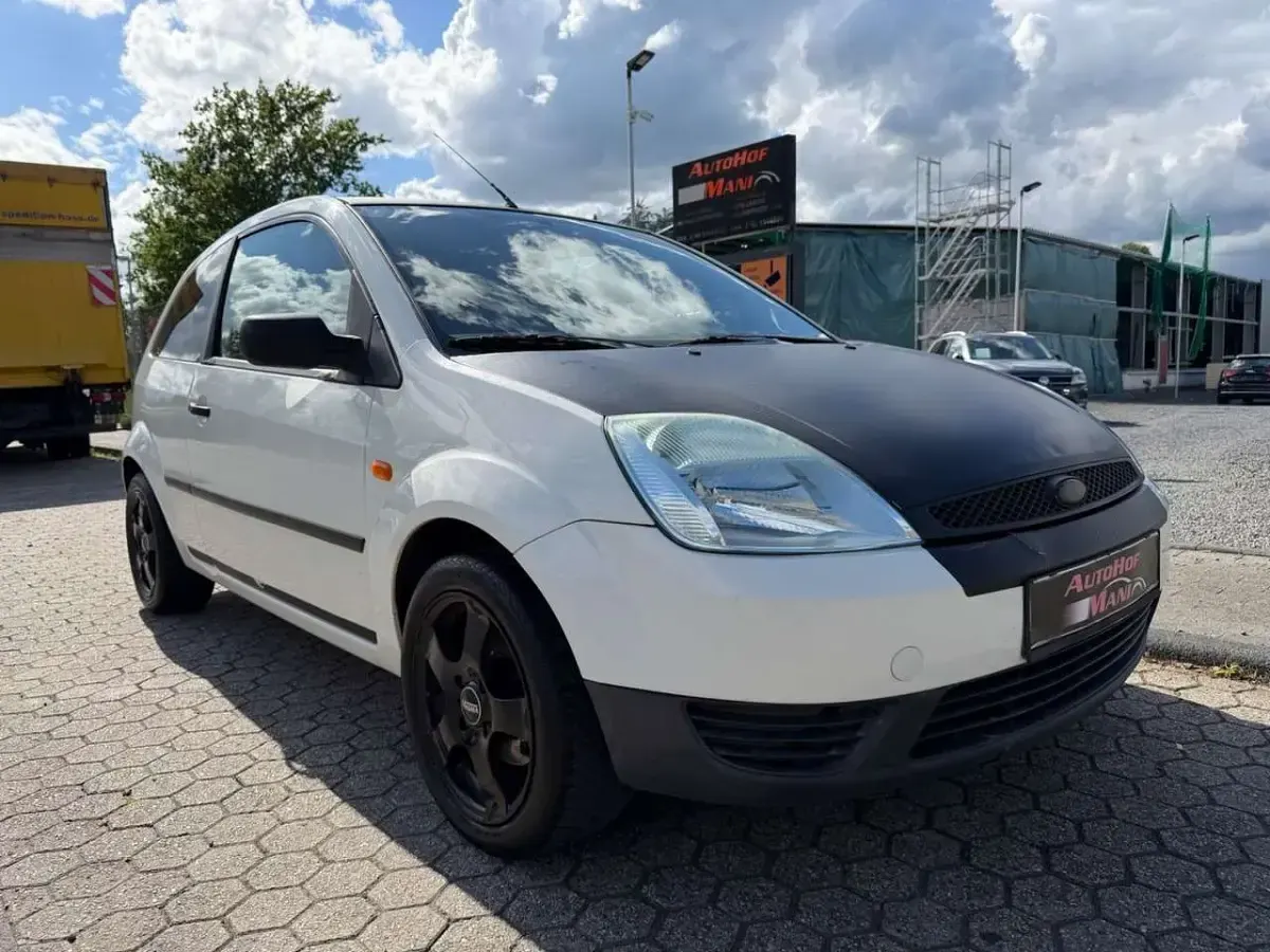 Gebraucht Ford Fiesta Basis 60 PS (44 kW) 2003 Diamantweiß Kleinwagen