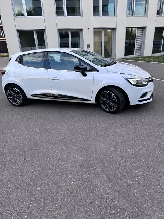 Używany Renault Clio IV LIMITED 90 KM (66 kW) 2017 Biały Sedan/Limuzyna