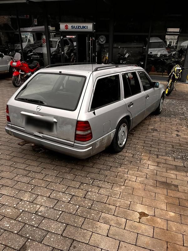 Gebraucht Mercedes E250 113 PS (83 kW) 1989 Silber Kombi