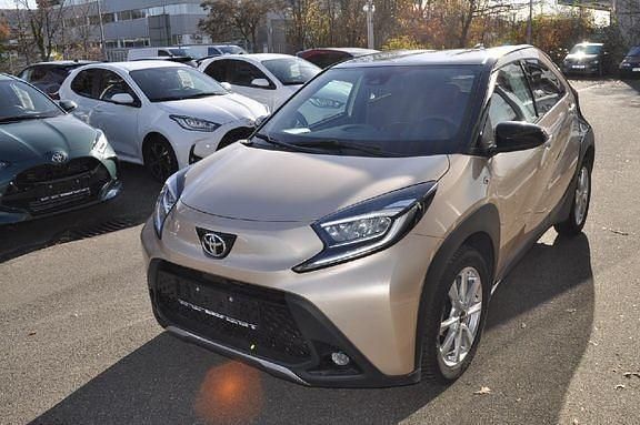 Ginger beige metallic/ night sky black Gebraucht 2022 Toyota Aygo X X-plore SUV | 16.950 € (Etwas zu teuer) - Bild 1/4