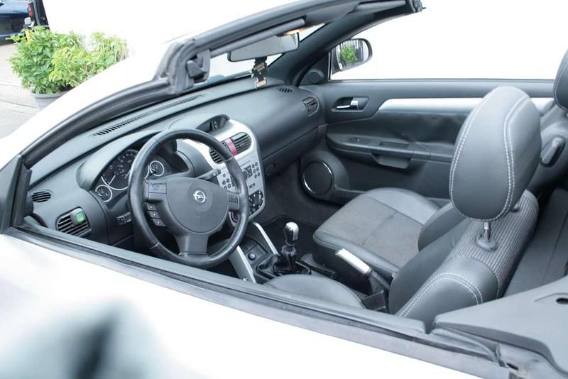 Gebraucht Opel Tigra Basis 90 PS (66 kW) 2006 Starsilber iii m2 Cabrio