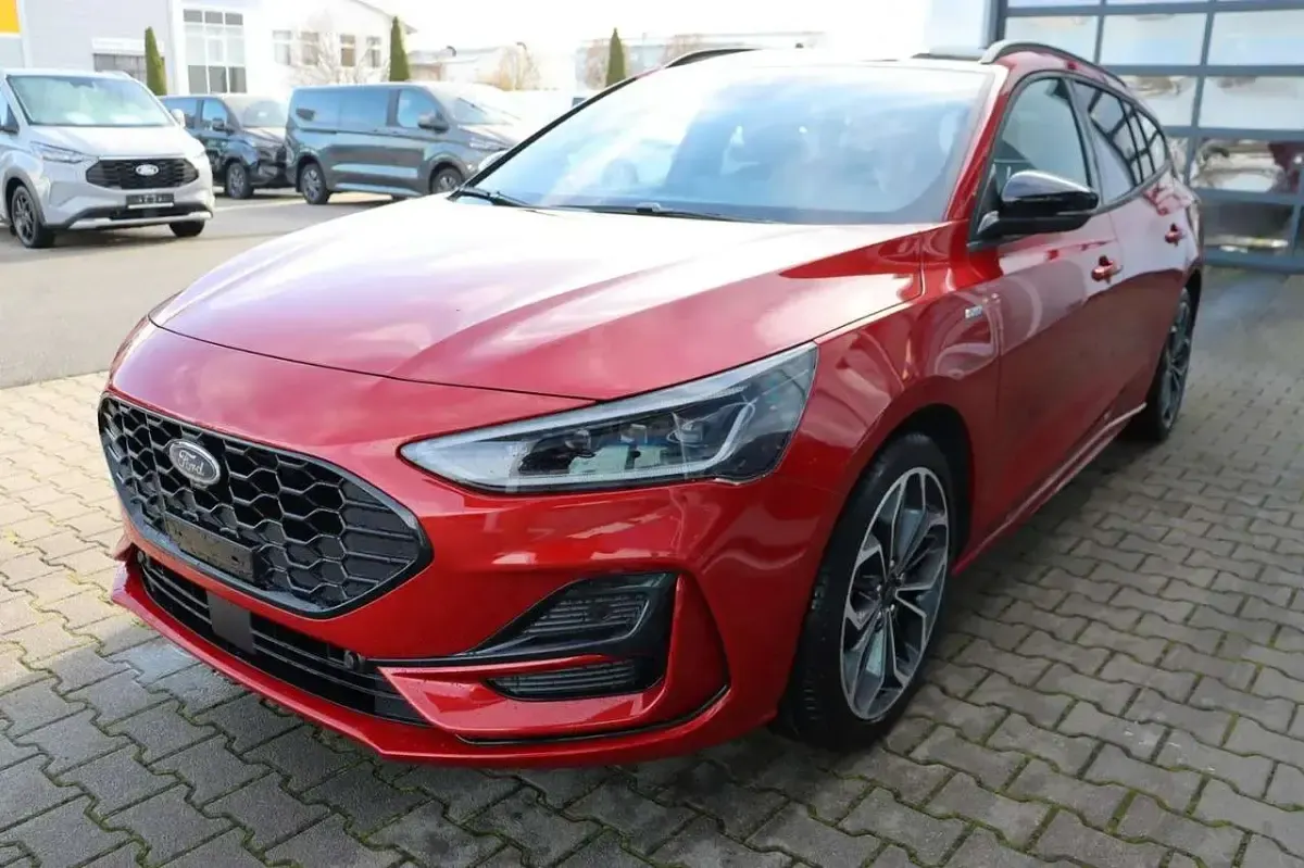 Neu Ford Focus ST-Line X 155 PS (114 kW) 2025 Fantastic red metallic Kombi
