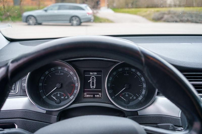 Gebraucht Skoda Superb Ambition 140 PS (102 kW) 2014 Schwarz Kombi