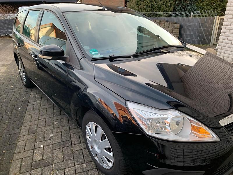 Schwarz Gebraucht 2010 Ford Focus Kombi | 1.950 € (Fairer Preis) - Bild 1/4