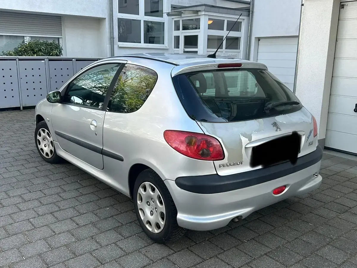 Gebraucht Peugeot 206 75 PS (55 kW) 2004 Silber Kleinwagen