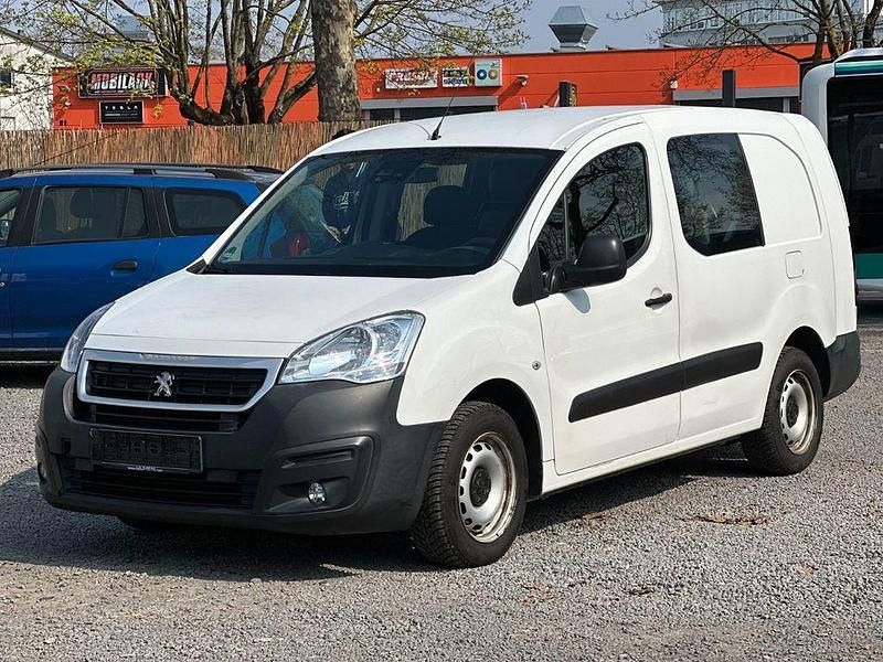 Gebraucht Peugeot Partner 99 PS (72 kW) 2018 Weiß Van / Kleinbus