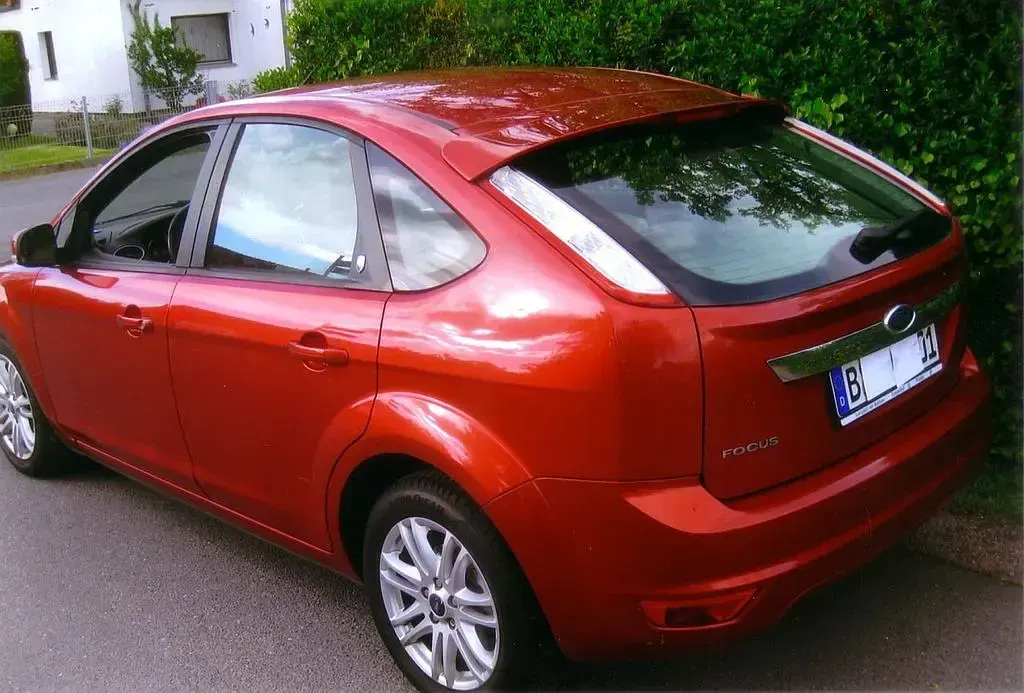 Gebraucht Ford Focus Ghia 101 PS (74 kW) 2009 Rot Limousine