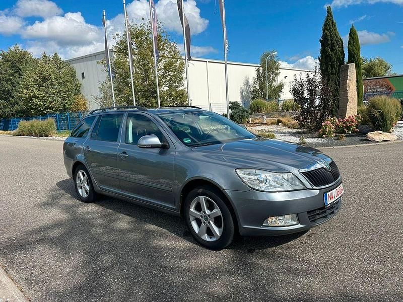 Grau Gebraucht 2013 Skoda Octavia Best of Kombi | 5.450 € (Fairer Preis) - Bild 1/4