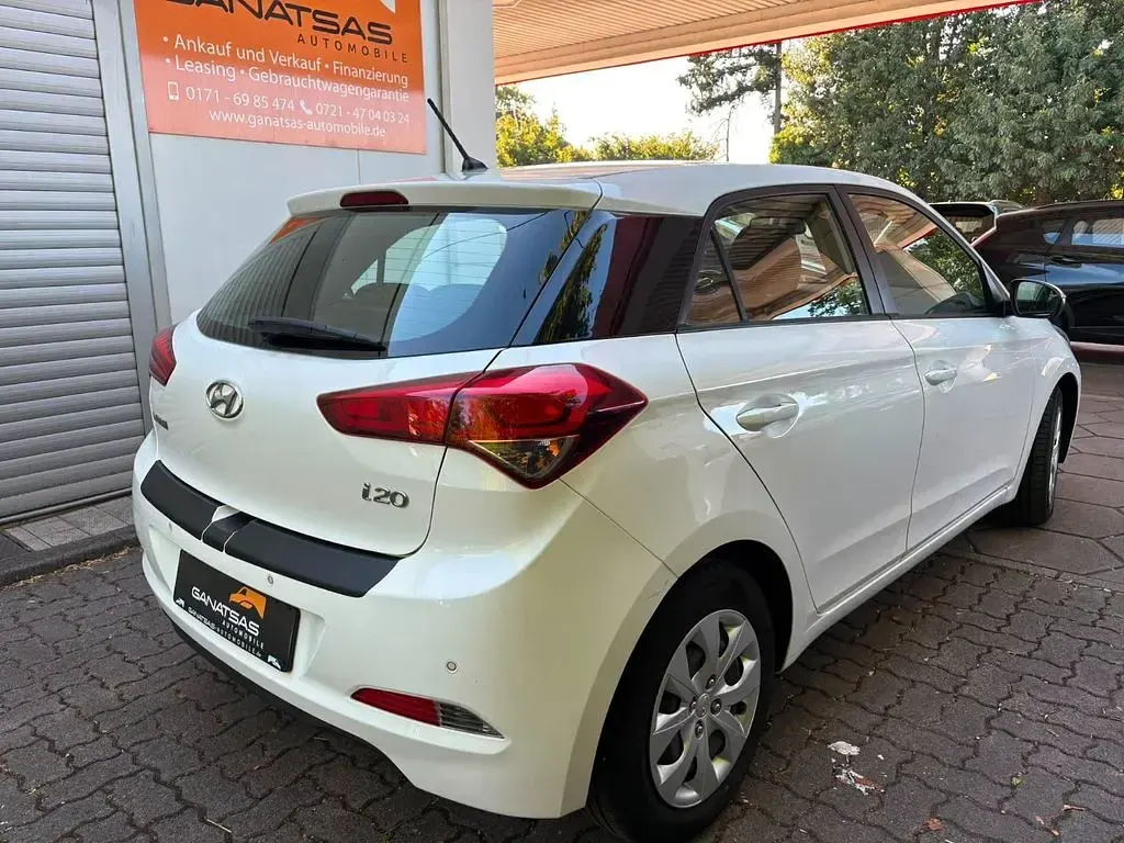 Gebraucht Hyundai i20 Trend 84 PS (61 kW) 2017 Weiß Limousine