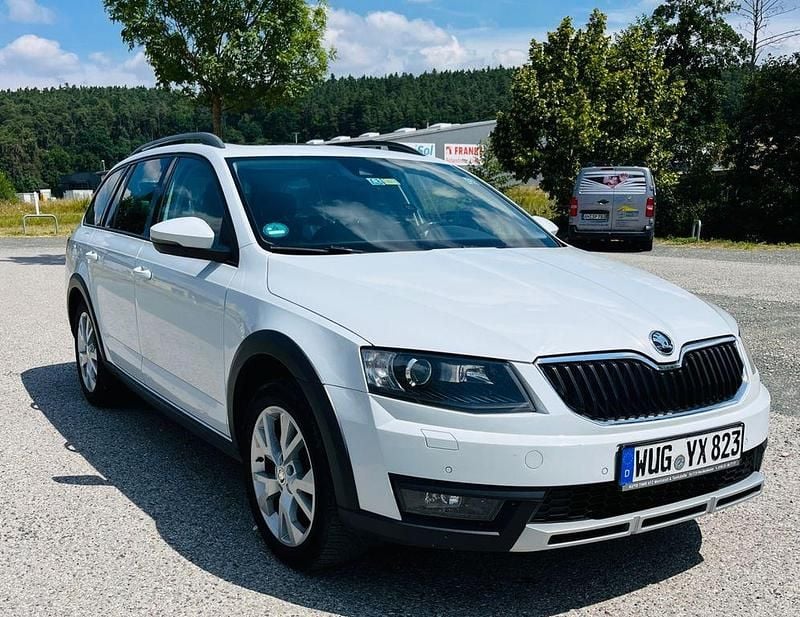 Weiß Gebraucht 2016 Skoda Octavia Scout Kombi | 9.800 € (Fairer Preis) - Bild 1/4